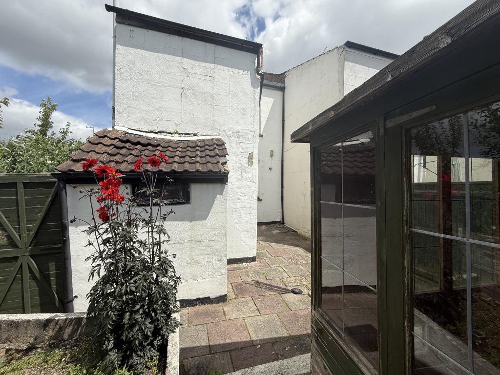 Lot: 154 - END-TERRACE PROPERTY FOR UPDATING - Rear